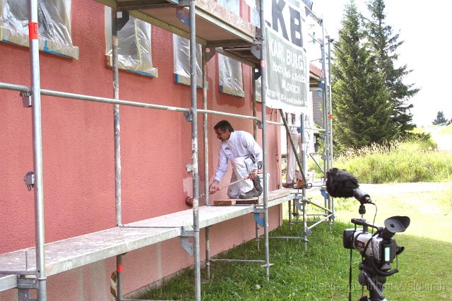20110829 (1)a-1000.jpg - Der Außenanstrich kommt bei trockenem Wetter zügig voran